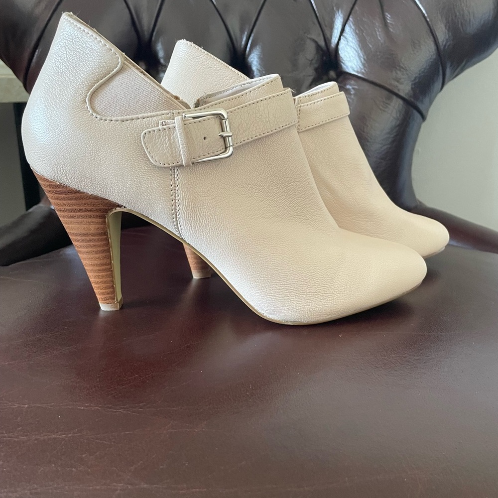 Cream Heeled Leather Alfani Boots